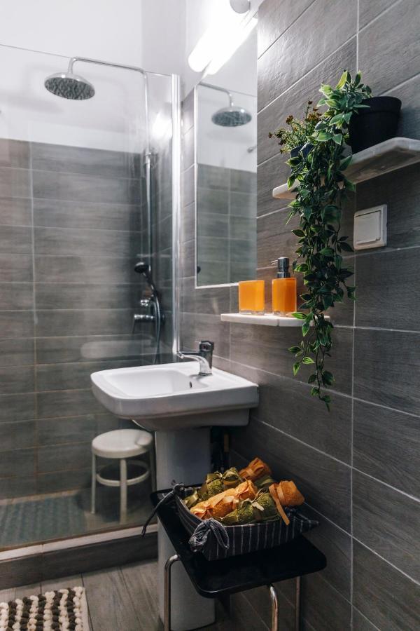 Monastiraki-Psiri, Old Town, 3-Bdr Apt, Sleep 6-10P, Spacious Court Yard Ateny Zewnętrze zdjęcie