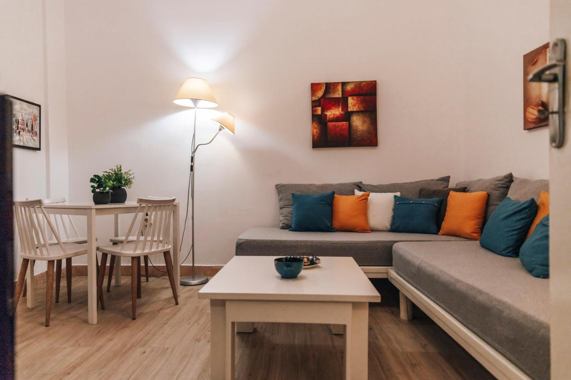 Monastiraki-Psiri, Old Town, 3-Bdr Apt, Sleep 6-10P, Spacious Court Yard Ateny Zewnętrze zdjęcie