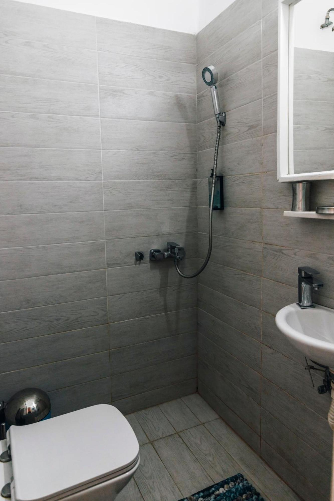 Monastiraki-Psiri, Old Town, 3-Bdr Apt, Sleep 6-10P, Spacious Court Yard Ateny Zewnętrze zdjęcie