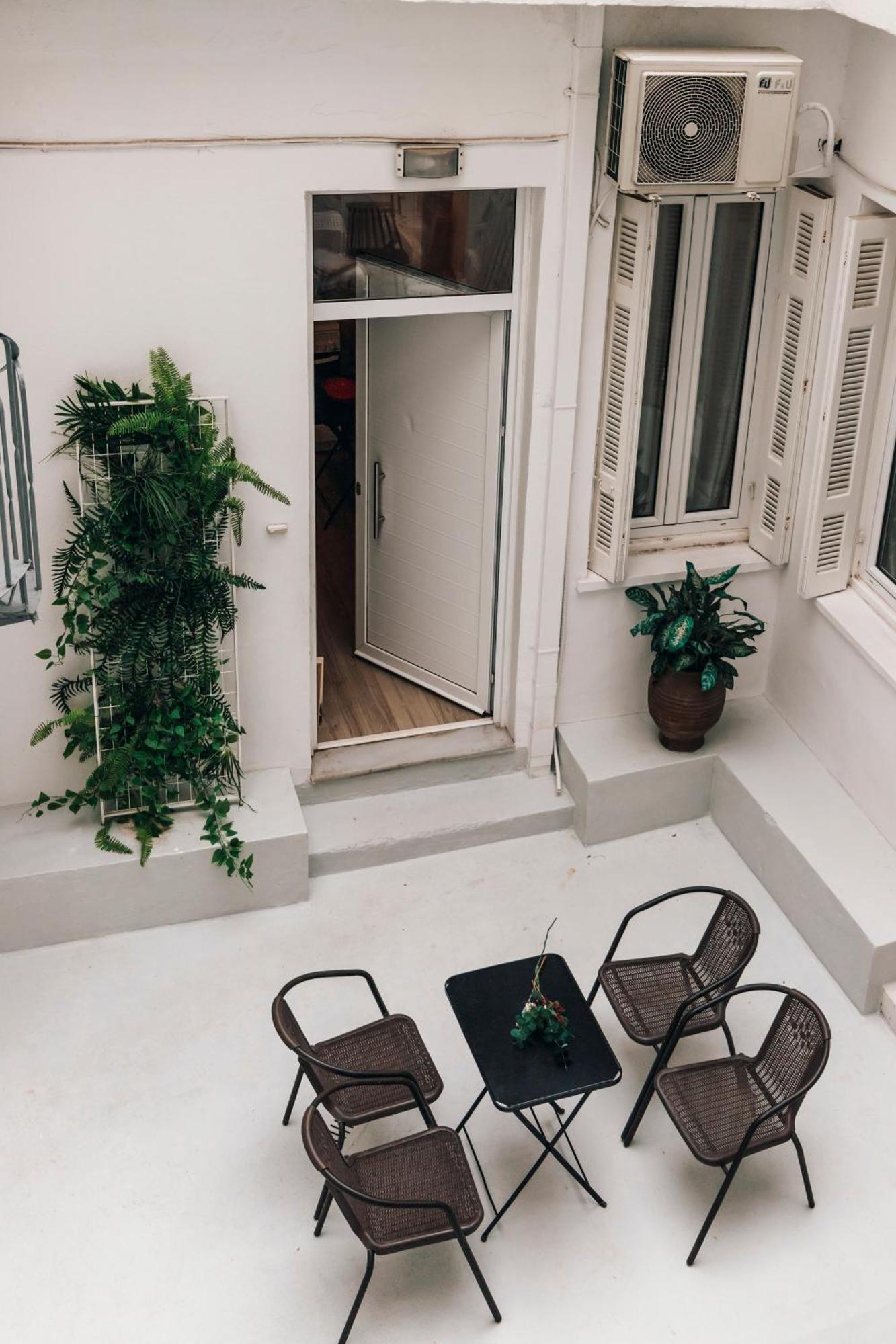 Monastiraki-Psiri, Old Town, 3-Bdr Apt, Sleep 6-10P, Spacious Court Yard Ateny Zewnętrze zdjęcie