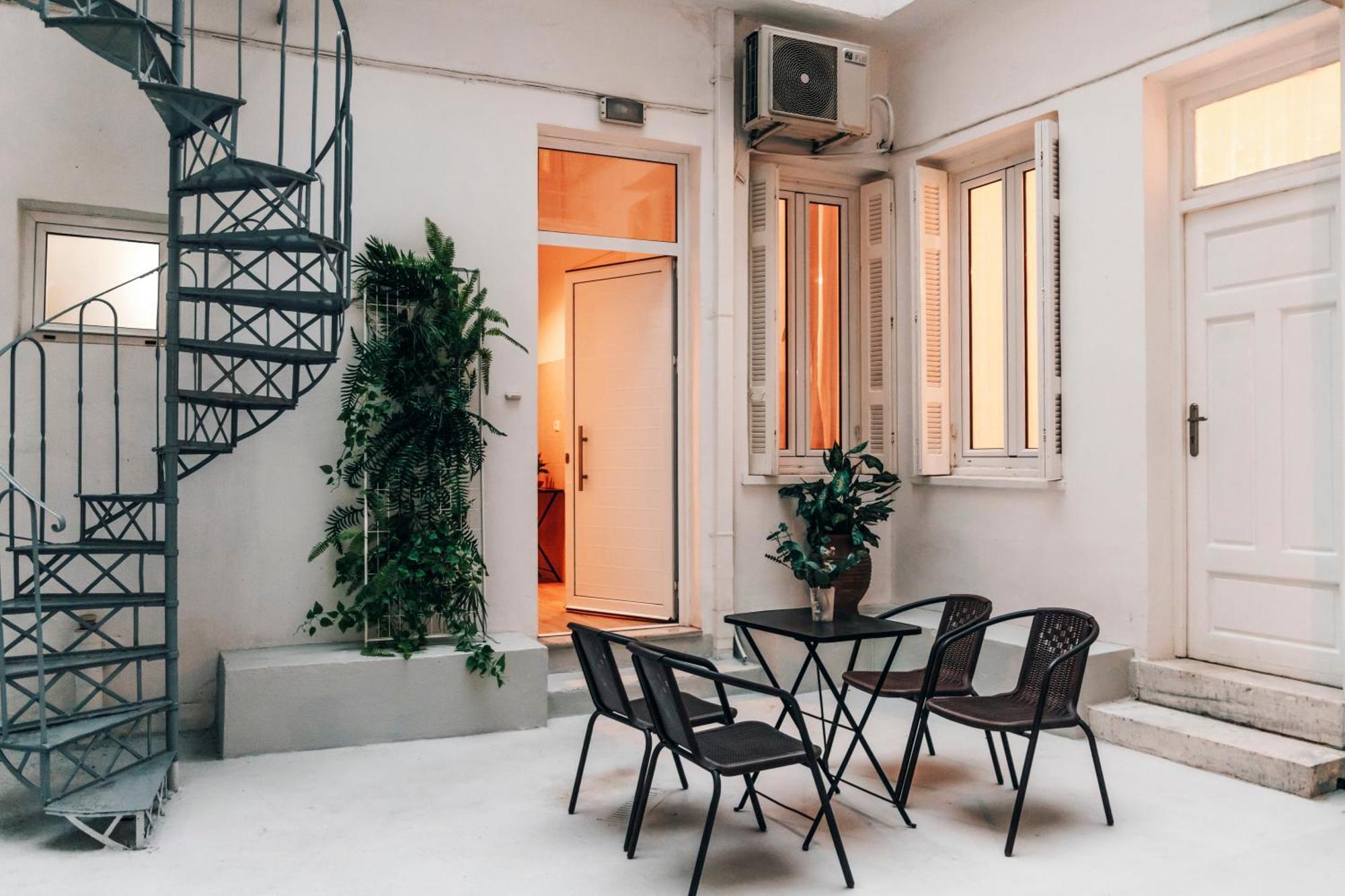 Monastiraki-Psiri, Old Town, 3-Bdr Apt, Sleep 6-10P, Spacious Court Yard Ateny Zewnętrze zdjęcie